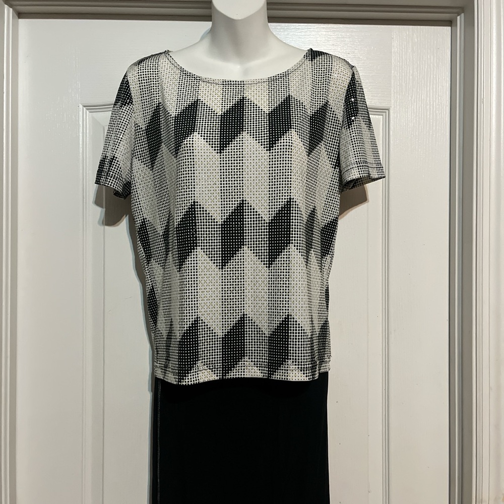 Geometric Black and White chevron short sleeves with sequins Top Size L